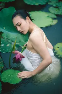 Ju Zi's Ethereal Beauty Amidst Lotus Blooms | YiTuYu Vol.8733-9