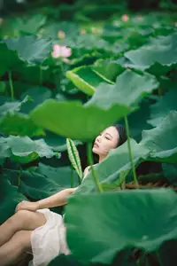 Ju Zi's Ethereal Beauty Amidst Lotus Blooms | YiTuYu Vol.8733-14