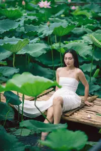 Ju Zi's Ethereal Beauty Amidst Lotus Blooms | YiTuYu Vol.8733-10