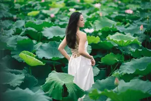 Ju Zi's Ethereal Beauty Amidst Lotus Blooms | YiTuYu Vol.8733-17