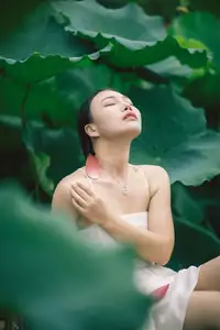 Ju Zi's Ethereal Beauty Amidst Lotus Blooms | YiTuYu Vol.8733-7