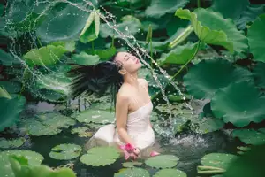 Ju Zi's Ethereal Beauty Amidst Lotus Blooms | YiTuYu Vol.8733-20