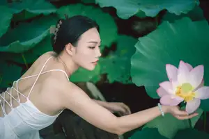 Ju Zi's Ethereal Beauty Amidst Lotus Blooms | YiTuYu Vol.8733-0