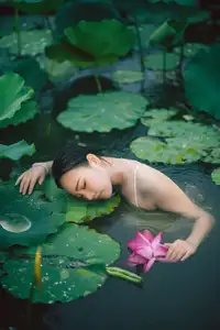 Ju Zi's Ethereal Beauty Amidst Lotus Blooms | YiTuYu Vol.8733-15