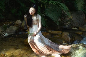 Serene Summer Portrait Photography: Ye Zhi Zhi Zhi in YiTuYu Art Language Vol.9104 - Aesthetic Nature and Stream Side Fashion Inspiration-16
