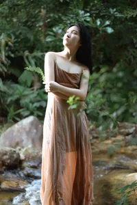 Serene Summer Portrait Photography: Ye Zhi Zhi Zhi in YiTuYu Art Language Vol.9104 - Aesthetic Nature and Stream Side Fashion Inspiration-17