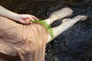 Serene Summer Portrait Photography: Ye Zhi Zhi Zhi in YiTuYu Art Language Vol.9104 - Aesthetic Nature and Stream Side Fashion Inspiration-11