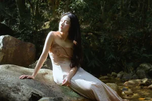 Serene Summer Portrait Photography: Ye Zhi Zhi Zhi in YiTuYu Art Language Vol.9104 - Aesthetic Nature and Stream Side Fashion Inspiration-6