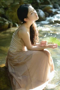 Serene Summer Portrait Photography: Ye Zhi Zhi Zhi in YiTuYu Art Language Vol.9104 - Aesthetic Nature and Stream Side Fashion Inspiration-5