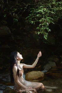 Serene Summer Portrait Photography: Ye Zhi Zhi Zhi in YiTuYu Art Language Vol.9104 - Aesthetic Nature and Stream Side Fashion Inspiration-4