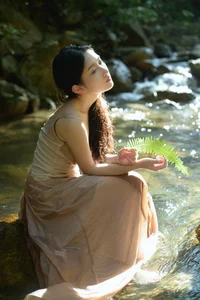 Serene Summer Portrait Photography: Ye Zhi Zhi Zhi in YiTuYu Art Language Vol.9104 - Aesthetic Nature and Stream Side Fashion Inspiration-10
