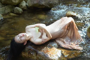 Serene Summer Portrait Photography: Ye Zhi Zhi Zhi in YiTuYu Art Language Vol.9104 - Aesthetic Nature and Stream Side Fashion Inspiration-3
