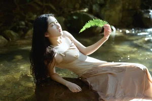 Serene Summer Portrait Photography: Ye Zhi Zhi Zhi in YiTuYu Art Language Vol.9104 - Aesthetic Nature and Stream Side Fashion Inspiration-13