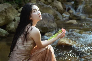 Serene Summer Portrait Photography: Ye Zhi Zhi Zhi in YiTuYu Art Language Vol.9104 - Aesthetic Nature and Stream Side Fashion Inspiration-9