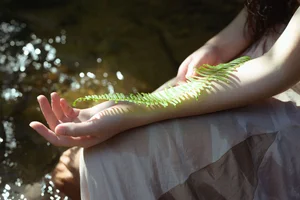 Serene Summer Portrait Photography: Ye Zhi Zhi Zhi in YiTuYu Art Language Vol.9104 - Aesthetic Nature and Stream Side Fashion Inspiration-15