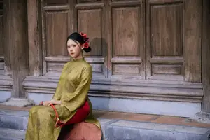 Graceful Vietnamese Ao Dai: Traditional Beauty Adorned with Red Calla Lilies-6