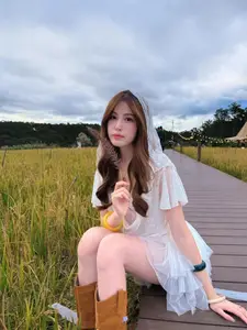 Tang My Han: A Muse's Beauty Amidst Golden Rice Fields, A Breathtaking Moment-4