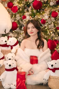 XVG No.39: Cozy Christmas Girl: Discovering Festive Beauty and Sweet Surprises.-9