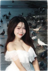 TikToker Thubaongok shines in a sweet and dreamy outfit check under the golden sun-6