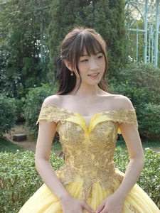 TikToker Thubaongok shines in a sweet and dreamy outfit check under the golden sun-5