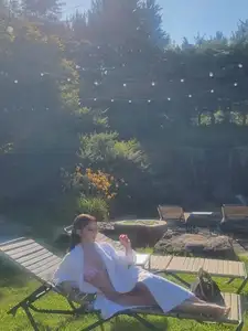 Huyen Baby flaunts 'jade goddess' figure radiant on luxurious getaway-9