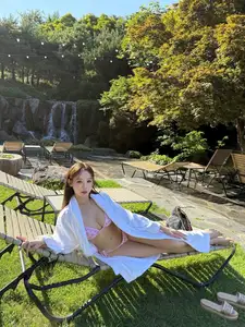 Huyen Baby flaunts 'jade goddess' figure radiant on luxurious getaway-1