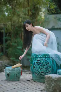 Xiao Yu: Orchid Garden Muse in YiTuYu Vol.8701 – Captivating Serenity Unveiled-4