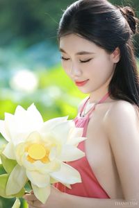 Elegant Vietnamese Girl in Pink Ao Yem by Lotus Pond, Capturing Traditional Beauty and Serenity-13