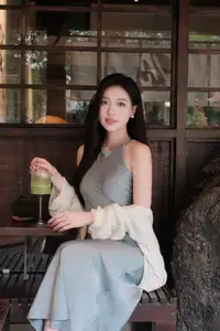 Elegant Halter Dress Style: Captivating Feminine Beauty in Every Glance-1