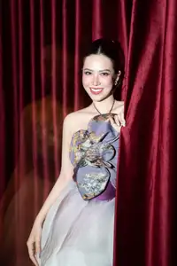 Radiant Actress in Elegant Stage Costume, Her Graceful Beauty Captivates Every Gaze on Stage.-5