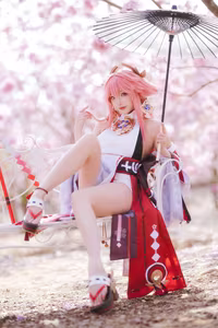 Coser Guaxi Jiang Transforms into Yae Miko Genshin Impact: Enchanting Beauty Amidst Sakura-16