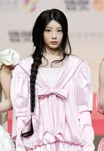 Christmas 2025 Red Carpet Explodes: Jang Won Young Transforms into Angel, Did Winter (aespa) Reveal Love Mark with Jungkook (BTS)?-20