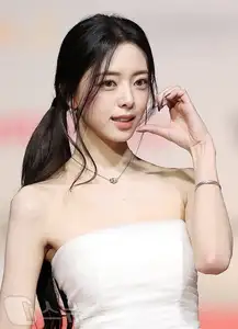 Christmas 2025 Red Carpet Explodes: Jang Won Young Transforms into Angel, Did Winter (aespa) Reveal Love Mark with Jungkook (BTS)?-2