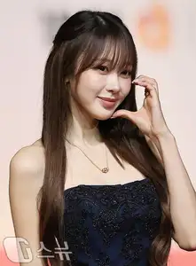 Christmas 2025 Red Carpet Explodes: Jang Won Young Transforms into Angel, Did Winter (aespa) Reveal Love Mark with Jungkook (BTS)?-21