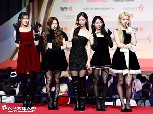 Christmas 2025 Red Carpet Explodes: Jang Won Young Transforms into Angel, Did Winter (aespa) Reveal Love Mark with Jungkook (BTS)?-36