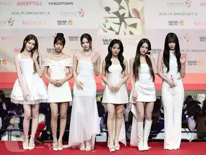 Christmas 2025 Red Carpet Explodes: Jang Won Young Transforms into Angel, Did Winter (aespa) Reveal Love Mark with Jungkook (BTS)?-16