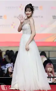 Christmas 2025 Red Carpet Explodes: Jang Won Young Transforms into Angel, Did Winter (aespa) Reveal Love Mark with Jungkook (BTS)?-30