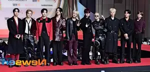 Christmas 2025 Red Carpet Explodes: Jang Won Young Transforms into Angel, Did Winter (aespa) Reveal Love Mark with Jungkook (BTS)?-37