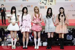 Christmas 2025 Red Carpet Explodes: Jang Won Young Transforms into Angel, Did Winter (aespa) Reveal Love Mark with Jungkook (BTS)?-4