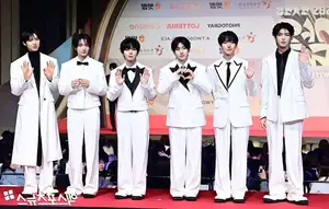 Christmas 2025 Red Carpet Explodes: Jang Won Young Transforms into Angel, Did Winter (aespa) Reveal Love Mark with Jungkook (BTS)?-18