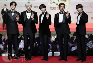 Christmas 2025 Red Carpet Explodes: Jang Won Young Transforms into Angel, Did Winter (aespa) Reveal Love Mark with Jungkook (BTS)?-7