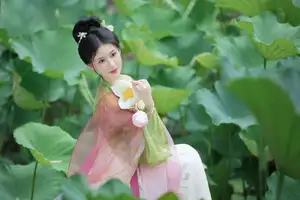 Xu Jin Huan's Serene Hanfu Beauty Amidst Lotus Pond - YiTuYu Vol.8702 Photoshoot-3