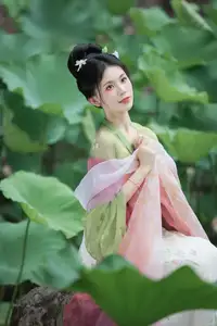 Xu Jin Huan's Serene Hanfu Beauty Amidst Lotus Pond - YiTuYu Vol.8702 Photoshoot-13