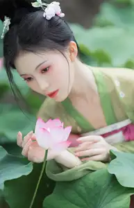 Xu Jin Huan's Serene Hanfu Beauty Amidst Lotus Pond - YiTuYu Vol.8702 Photoshoot-4