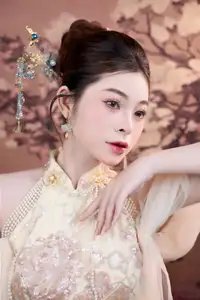 Captivating Asian Beauty: Elegant Woman in Traditional Attire Adorned with Exquisite Pearls.-5