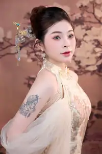Captivating Asian Beauty: Elegant Woman in Traditional Attire Adorned with Exquisite Pearls.-4