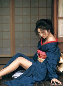 Alluring Japanese Woman in Kimono: Traditional Beauty & Captivating Gaze-7