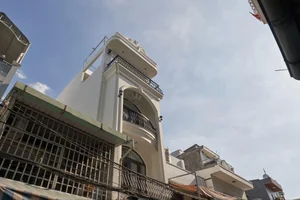 Neoclassical Elegance in a 3m Alley: A Masterpiece of Small-Space Luxury Architecture-14