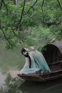 Wu Yue's Serene Classical Beauty in Traditional Attire - YiTuYu Vol.8711-5