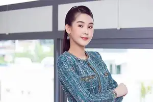 Pham Ngan Anh: Stylish Lecturer Captivates With Special Campus Rules-11